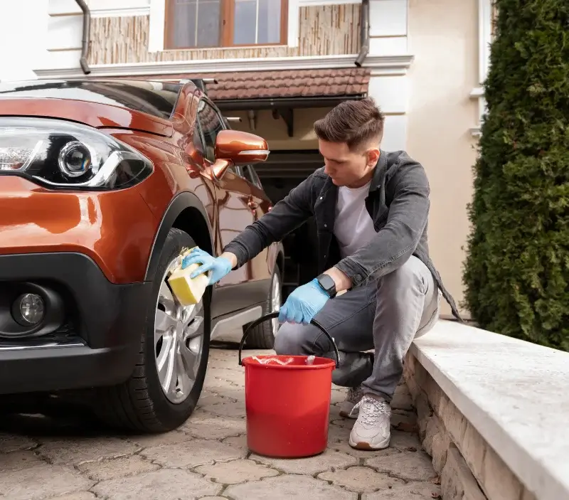 Lavage auto à domicile Travaillan : professionnel intervenant sur un véhicule